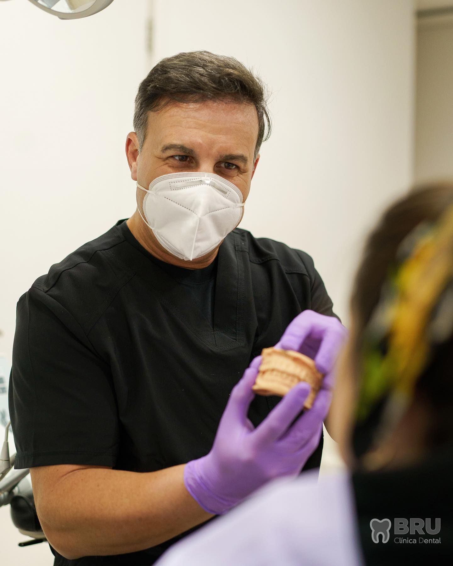 Un profesional de Bru explica el cuidado dental en consulta