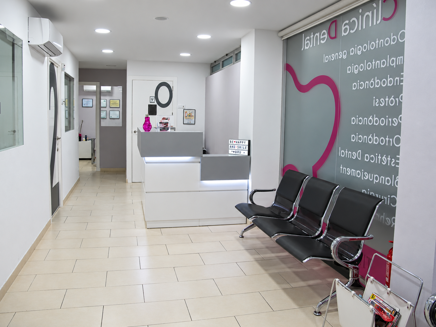 Recepción y sala de espera de Bru Clínica Dental